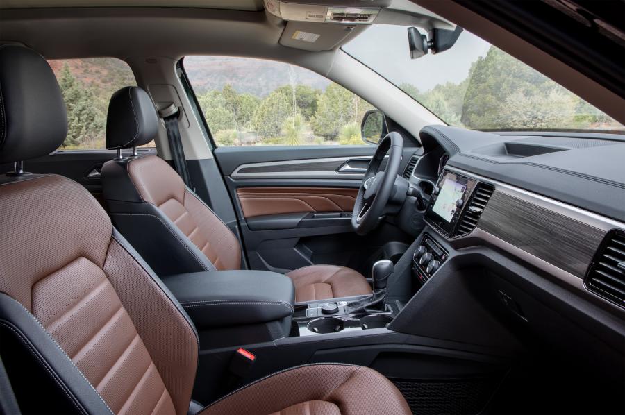 Интерьер Volkswagen Atlas Basecamp Accessories 2020 года  (фото 21 из 27)